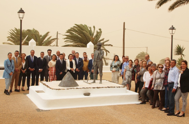 Yaiza nombra a Víctor Fernández Gopar concejal honorario a título